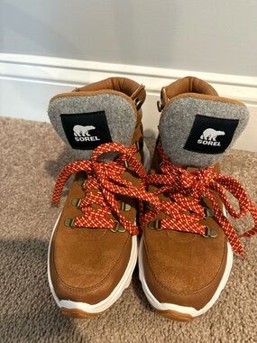 Sorel Kinetic women’s Boots with Red Accent Laces